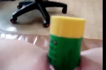 Met een pritt stift penetreert zij haar gleuf