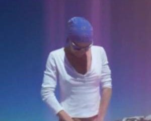 Kinky sletje vingert haar gepiercde kut in de besneeuwde bergen