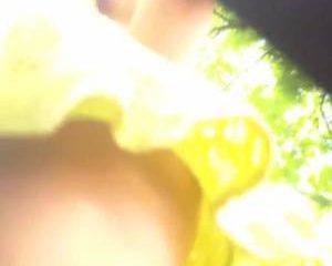 Onder hun korte rokjes blote kutjes