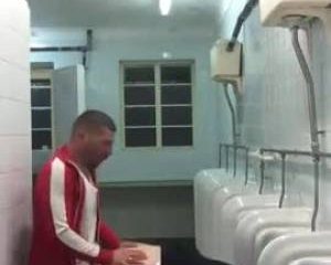 Anaal vluggertje bij de pisbakken