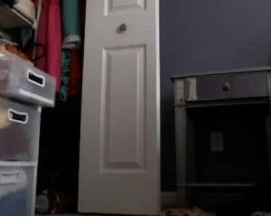 Tiener webcam meisje stopt echt alles in haar kontje en kutje
