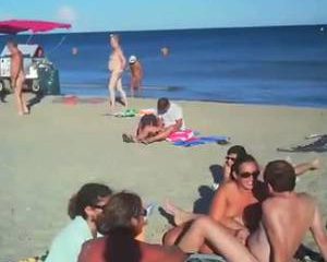 Pijpen en aftrekken op het naakt strand