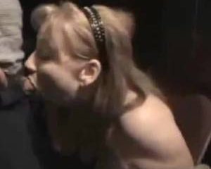 Dikke mature snol pijpt alle mannen klaar in de kamer.