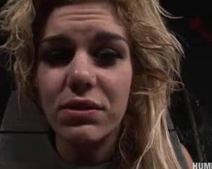 Onderdanige slet gebruikt als zaad opvangbak