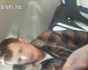 In de auto laat de oudere man zich pijpen en aftrekken