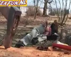 In het park gepijpt en hard geneukt