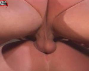 Hard en diep in haar kut en poepgat geneukt