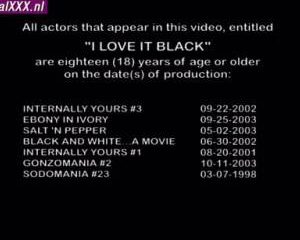 De sperma uit zijn zwarte lul druipt over haar kin