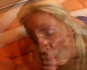 Lafjes tikt ze tijdens het pijpen de slappe lul op haar tong