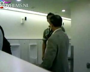 Afrukken terwijl andere mannen toe kijken in het toilet