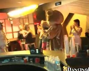 De stripper komt klaar over haar tieten