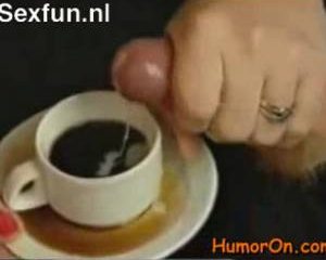 Stiekem pijpen terwijl hij ligt te slapen